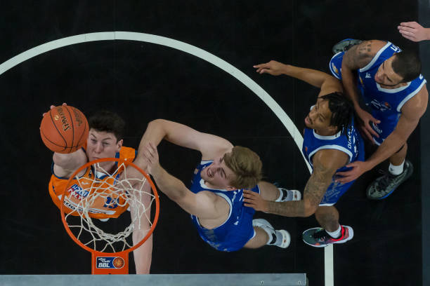 炮兵5比2力擒铁锤帮 重返争冠行列.