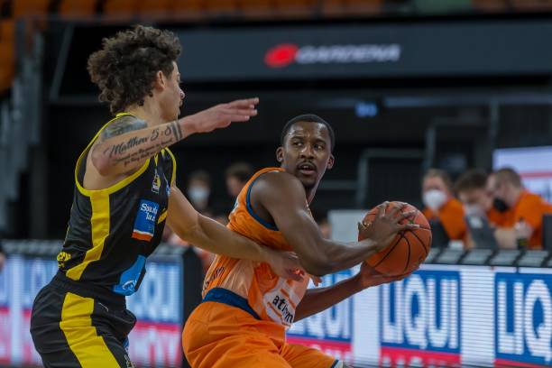 勇士vs快船裁判报告：仅漏吹巴特勒防守三秒违例 勇士获利仍落败