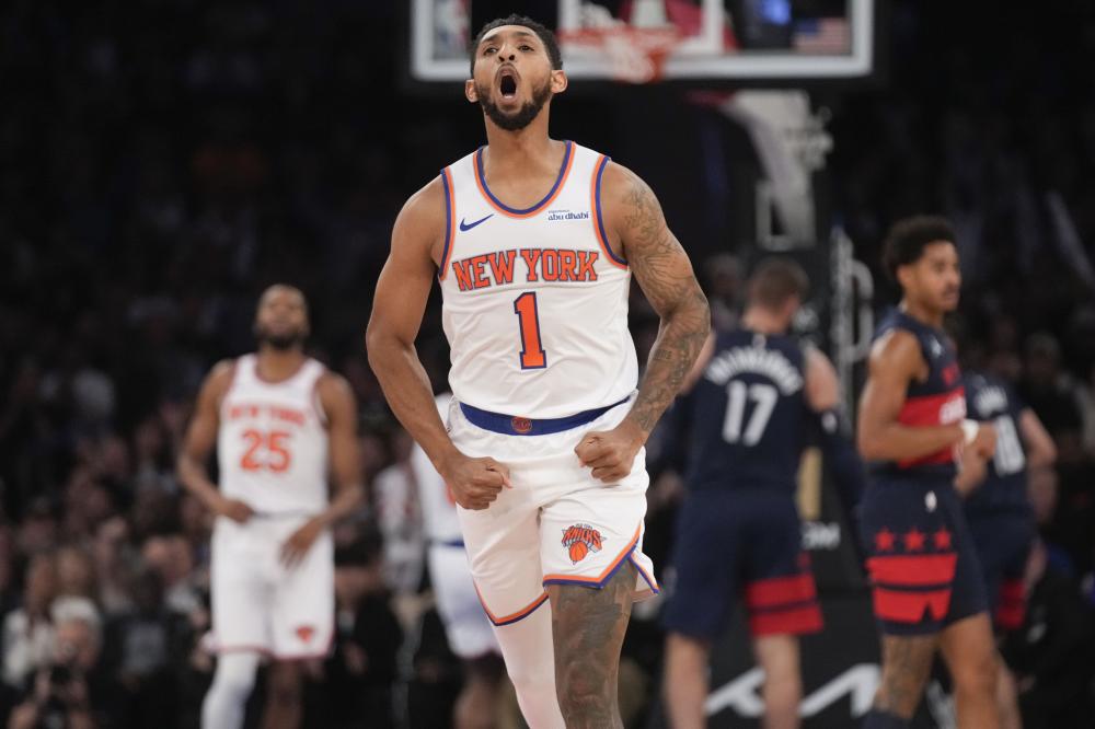 恐遭处罚？36岁王大雷出局后未与裁判握手！径直跳出场向球迷致歉