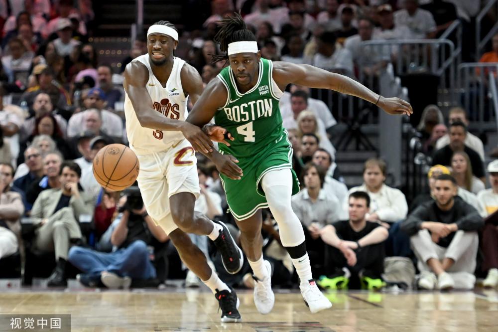 跳水男子10米跳台预赛 中国两名选手晋级半决赛